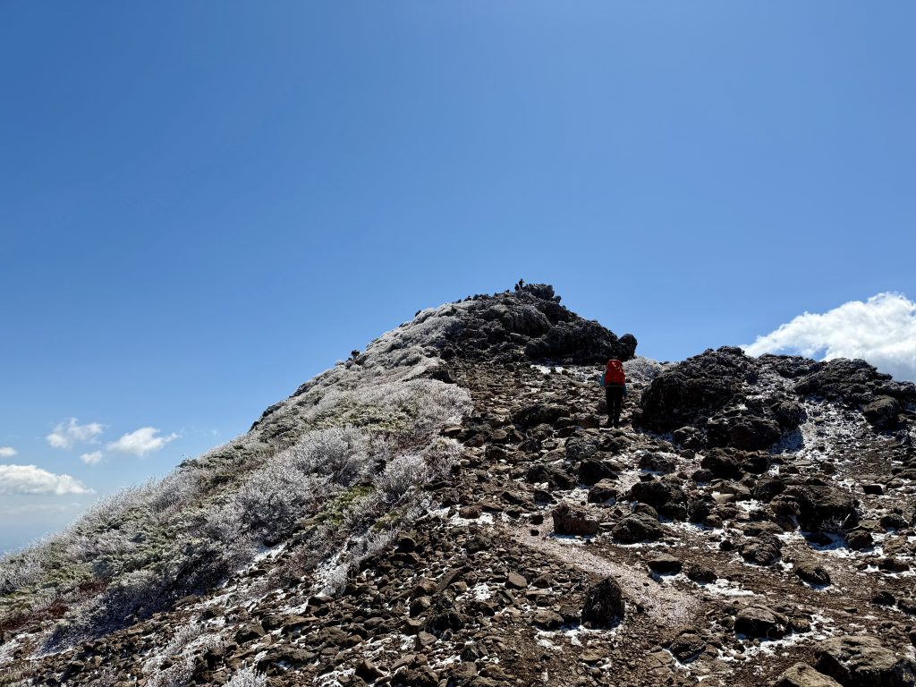 朝日岳山頂付近